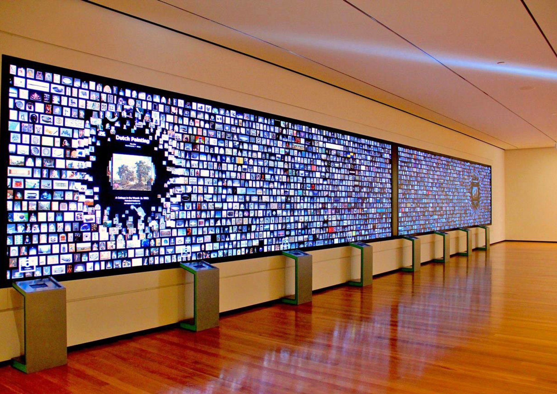 Экраны панели 2 на 2. Цифровые вывески Digital Signage. Digital Signage экраны. Кливлендский музей искусств стена. «Стена коллекций» в музее искусств Кливленда.